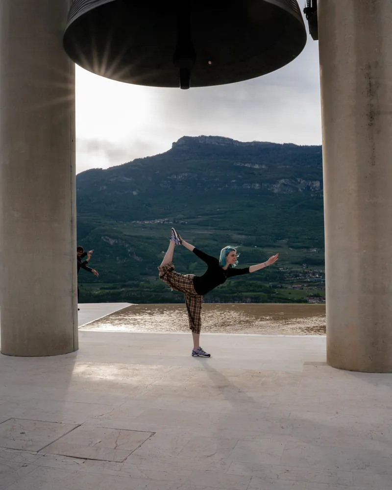 Elisabetta in Natarajasana in riva al lago