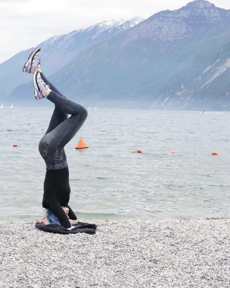 Elisabetta in Sirsasana