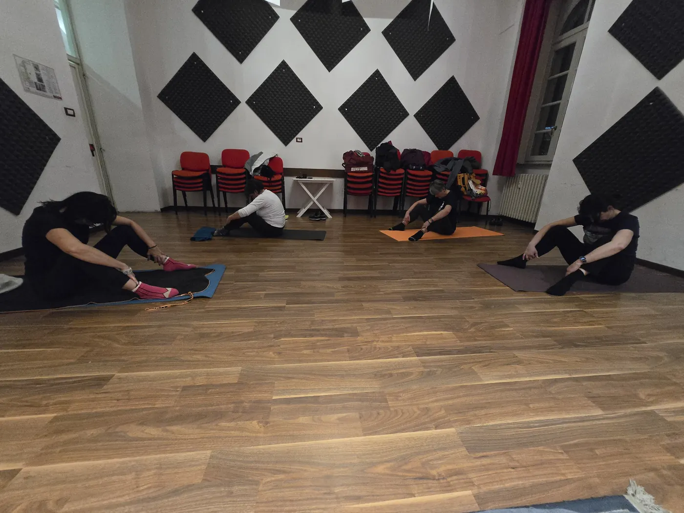 Lezione di yoga nella sala di NotaBene