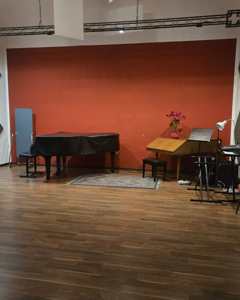 La sala a Notabene, Ivrea, con il pianoforte